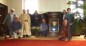 photo de groupe devant le portait de Ste Bernadette