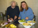 Albert et Bénédicte peaufinent notre repas de midi